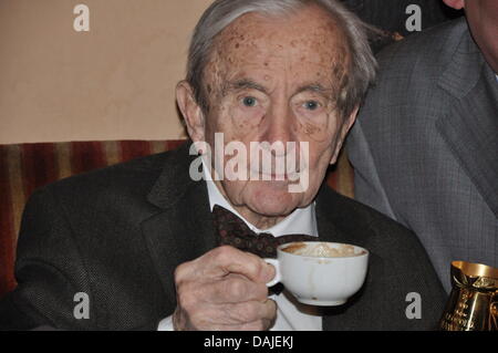 Leopold Hawelka trinkt eine Tasse Kaffee in seinem Kaffeehaus "Cafe Hawelka" in Wien, Österreich, 8. April 2011. Er ist der Inbegriff für die Kaffee-Kultur in Wien und feiert seinen 100. Geburtstag am 11. April. Foto: Irmgard Rieger Stockfoto