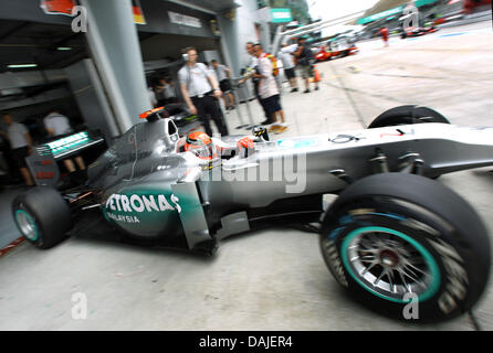 Deutsche Formel1 Rennfahrer Michael Schumacher Mercedes GP fährt seinen Rennwagen in Boxengasse während der dritten Training auf dem Sepang Circuit außerhalb Kuala Lumpur, Malaysia, 9. April 2011. Der Formel 1 Grand Prix von Malaysia stattfinden am 10. April 2011. Foto: Jens Buettner dpa Stockfoto