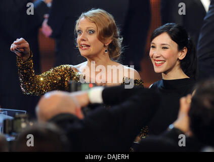 TV-Moderatorin Barbara Schoeneberger und deutsche Schauspielerin Sibel Kekilli (R) sind zusammen auf der Bühne während der Verleihung des Deutschen Filmpreises "Lola" in Berlin, Deutschland, 8. April 2011. Den Deutschen Filmpreis "Lola" vergibt Mitglieder der Filmindustrie in 16 Kategorien. Foto: Britta Pedersen Stockfoto