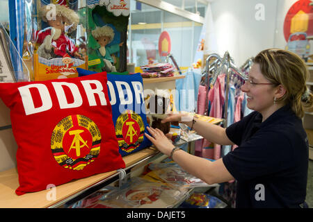 , Mitarbeiterin Anja Leuenberger, organisiert die Ware auf einem Regal im Einzelhandel Shop für DDR Nostalgie Produkte "Ostpaket" auf dem Alexanderplatz in Berlin, Deutschland, 8. April 2011. Der Shop verkauft waren und Produkte aus der ehemaligen DDR. Foto: Tobias Kleinschmidt Stockfoto