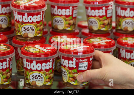 , Mitarbeiterin Anja Leuenberger, organisiert die Ware auf einem Regal im Einzelhandel Shop für DDR Nostalgie Produkte "Ostpaket" auf dem Alexanderplatz in Berlin, Deutschland, 8. April 2011. Der Shop verkauft waren und Produkte aus der ehemaligen DDR. Foto: Tobias Kleinschmidt Stockfoto