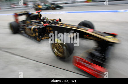 Deutsche Formel1-Fahrer Nick Heidfeld von Lotus Renault fährt seinen Rennwagen in Boxengasse während der dritten Training auf dem Sepang Circuit außerhalb Kuala Lumpur, Malaysia, 9. April 2011. Der Formel 1 Grand Prix von Malaysia stattfinden am 10. April 2011. Foto: Jens Buettner dpa Stockfoto