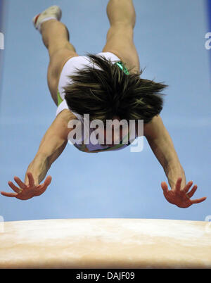 Deutscher Leichtathlet Oksana Chusovitina in Aktion während der Frauen Finale der Gymnastik-Europameisterschaft 2011 in der Max-Schmeling-Halle-Sportstätte in Berlin, Deutschland, 9. April 2011. Foto: Hannibal Hanschke Stockfoto