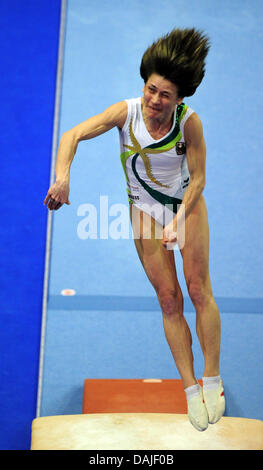 Deutscher Leichtathlet Oksana Chusovitina in Aktion während der Frauen Finale der Gymnastik-Europameisterschaft 2011 in der Max-Schmeling-Halle-Sportstätte in Berlin, Deutschland, 9. April 2011. Foto: Hannibal Hanschke Stockfoto