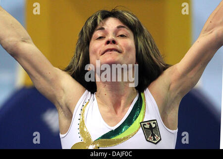 Deutscher Leichtathlet Oksana Chusovitina in Aktion während der Frauen Finale der Gymnastik-Europameisterschaft 2011 in der Max-Schmeling-Halle-Sportstätte in Berlin, Deutschland, 9. April 2011. Foto: Jan Woitas Stockfoto