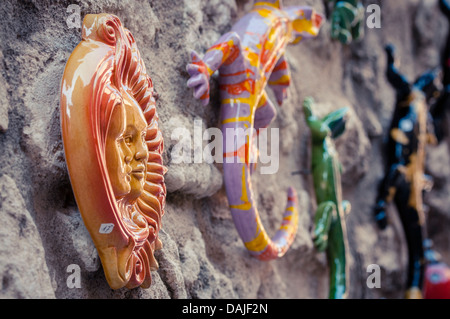 Handgemachte Dekorationen angezeigt auf einer Wand in Arles, Provence, Frankreich Stockfoto