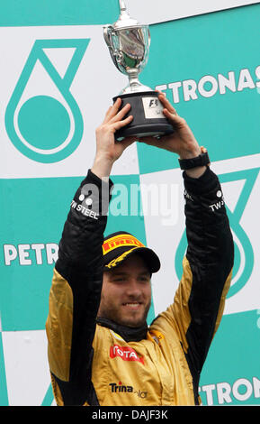 Deutsche Formel1-Fahrer Nick Heidfeld von Lotus Renault feiert nach dem dritten Platz in der Formel 1 Grand Prix von Malaysia auf dem Sepang Circuit außerhalb Kuala Lumpur, Malaysia, 10. April 2011 zu machen. Foto: Jens Büttner Stockfoto