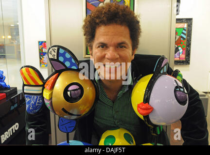 Brasilianische Pop Art Maler und Bildhauer Romero Britto stellt neben einer seiner Skulpturen in der Galerie Mensing in Hamburg, Deutschland, 10. April 2011. Foto: HORST OSSINGER Stockfoto