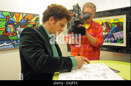 Brasilianische Pop-Art-Maler und Bildhauer Romero Britto produziert ein Gemälde während gefilmt bei Galerie Mensing in Hamburg, Deutschland, 10. April 2011. Foto: HORST OSSINGER Stockfoto