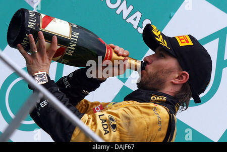 Deutsche Formel1-Fahrer Nick Heidfeld von Lotus Renault feiert nach dem dritten Platz in der Formel 1 Grand Prix von Malaysia auf dem Sepang Circuit außerhalb Kuala Lumpur, Malaysia, 10. April 2011 zu machen. Foto: Jens Büttner Stockfoto