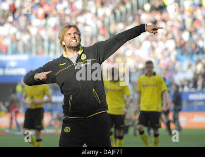 Dortmunds Trainer Juergen Klopp jubelt und feiert nach der Fußball-Bundesligaspiel zwischen dem Hamburger SV und Borussia Dortmund in der IMtech Arena in Hamburg, Deutschland, 9. April 2011. Foto: Christian Charisius Stockfoto