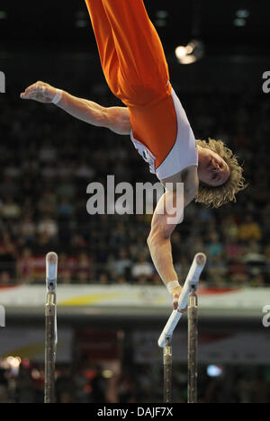 Niederländische Turnerin Epke Zonderland konkurriert in der Strahl-Finale der der künstlerischen Gymnastik-Europameisterschaften im Max-Schmeling-Halle in Berlin, Deutschland, 10. April 2011. Foto: JAN WOITAS Stockfoto