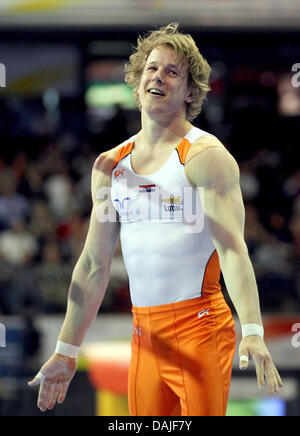 Niederländische Turnerin Epke Zonderland feiert nach dem Finale der Strahl von der künstlerischen Gymnastik-Europameisterschaften im Max-Schmeling-Halle in Berlin, Deutschland, 10. April 2011. Foto: JAN WOITAS Stockfoto