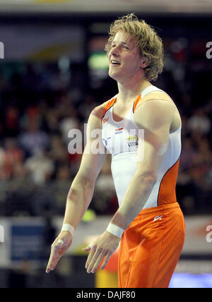 Niederländische Turnerin Epke Zonderland feiert nach dem Finale der Strahl von der künstlerischen Gymnastik-Europameisterschaften im Max-Schmeling-Halle in Berlin, Deutschland, 10. April 2011. Foto: JAN WOITAS Stockfoto