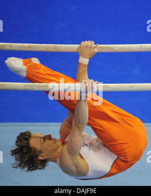 Niederländische Turnerin Epke Zonderland konkurriert in der Strahl-Finale der der künstlerischen Gymnastik-Europameisterschaften im Max-Schmeling-Halle in Berlin, Deutschland, 10. April 2011. Foto: HANNIBAL HANSCHKE Stockfoto