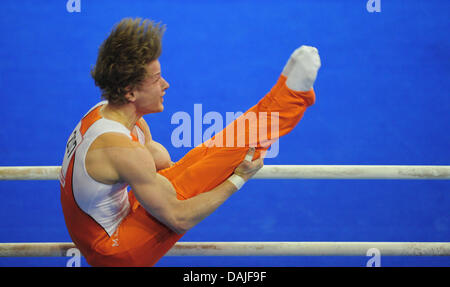 Niederländische Turnerin Epke Zonderland konkurriert in der Strahl-Finale der der künstlerischen Gymnastik-Europameisterschaften im Max-Schmeling-Halle in Berlin, Deutschland, 10. April 2011. Foto: HANNIBAL HANSCHKE Stockfoto