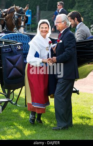 Borgholm, Schweden. 14. Juli 2013. Schwedische Königin Silvia, King Carl XVI Gustaf (C) und Prinz Carl Philip während der Feierlichkeiten der Kronprinzessin Victoria 36. Geburtstag in Borgholm, Schweden, 14. Juli 2013. Foto: Patrick van Katwijk / Niederlande und Frankreich OUT/Dpa/Alamy Live News Stockfoto