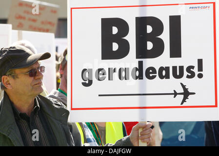 Demonstranten zeigen ihren Widerstand gegen den geplanten Ausbau des BBI Arport in Schönefeld bei Berlin, Deutschland, 10. April 2011. Etwa 10.000 Menschen protestierten gegen den neuen Flughafen und die neue Flugrouten. Foto: FLORIAN SCHUH Stockfoto