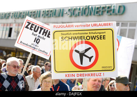 Demonstranten zeigen ihren Widerstand gegen den geplanten Ausbau des BBI Arport in Schönefeld bei Berlin, Deutschland, 10. April 2011. Etwa 10.000 Menschen protestierten gegen den neuen Flughafen und die neue Flugrouten. Foto: FLORIAN SCHUH Stockfoto