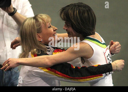 Deutscher Leichtathlet Oksana Chusovitina (R) umarmt ihr Trainer Hanna Poljakova nach ihrem Auftritt im Finale der Frauen an das Kunstturnen 2011 Europameisterschaften in Berlin, Deutschland, 9. April 2011. Foto: Jan Woitas Stockfoto