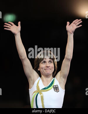 Deutscher Leichtathlet Oksana Chusovitina Jubel bei der Siegerehrung nach der Frauen Finale an das Kunstturnen 2011 Europameisterschaften in Berlin, Deutschland, 9. April 2011. Chusovitina gewann die Silbermedaille. Foto: Jan Woitas Stockfoto