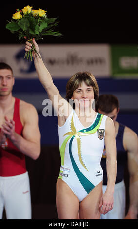 Deutscher Leichtathlet Oksana Chusovitina Jubel bei der Siegerehrung nach der Frauen Finale an das Kunstturnen 2011 Europameisterschaften in Berlin, Deutschland, 9. April 2011. Chusovitina gewann die Silbermedaille. Foto: Hannibal Hanschke Stockfoto