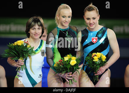 (L, R) Deutscher Leichtathlet Oksana Chusovitina, Sandra Raluca Izbasa aus Rumänien und Ariella Kaeslin aus der Schweiz stehen auf der Poduim bei der Siegerehrung nach dem Finale der Frauen an das Kunstturnen 2011 Europameisterschaften in Berlin, Deutschland, 9. April 2011. Izbasa gewann Gold, Chusovitina gewann Silber und Kaeslin gewann Bronze. Foto: Hannibal Hanschke Stockfoto