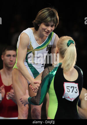 Rumänische Athletin Sandra Raluca Izbasa (vorne) aus Rumänien schüttelt Hände mit deutscher Leichtathlet Oksana Chusovitina (wieder) bei der Siegerehrung nach dem Finale der Frauen an das Kunstturnen 2011 Europameisterschaften in Berlin, Deutschland, 9. April 2011. Izbasa gewann Gold, Chusovitina nahm Silber. Foto: Jan Woitas Stockfoto