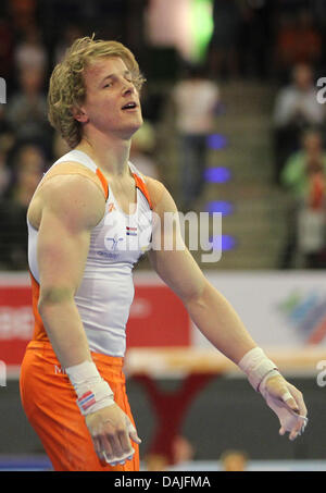 Niederländische Leichtathletin Epke Zonderland in Aktion bei den Männern die hohen bar-Wettbewerb während der Finale auf das Kunstturnen 2011 Europameisterschaften in Berlin, Deutschland, 10. April 2011. Foto: Jan Woitas Stockfoto