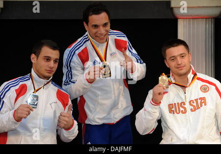 (L, R) Die französischen Athleten sagte Samir Ait, Thomas Bouhail und russische Sportler, die Anton Golotsuskov auf dem Podium bei der Siegerehrung nach der Männer Sprung-Wettbewerb während der Finale des 2011 stellt Kunstturn-Europameisterschaften in Berlin, Deutschland, 10 April 2011.Bouhail gewann, Golotsuskov Bronze, Gold und Silber Said. Foto: Tim Brakemeier Stockfoto