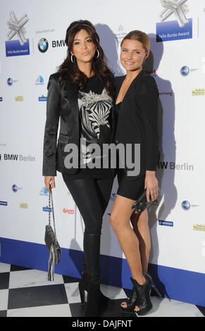 Schwanger TV-Persönlichkeit Verona Pooth (L) und Schauspielerin Sophia Thomalla besuchen den Felix Burda Award im Hotel Adlon in Berlin, Deutschland, 10. April 2011. Die Felix Burda Foundation zeichnet Projekte und Errungenschaften im Dickdarm-Krebs-Prävention. Foto: Jens Kalaene Stockfoto