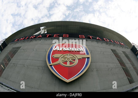 (Datei) - ein Datei-Bild vom 6. August 2006 zeigt das Emirates Stadium mit dem Emblem der englischen Fußballclub Arsenal in London, Großbritannien. FC Arsenal ist der zehnte britischen Fußballverein von einem Ausländer kontrolliert werden. US-Tycoon Stan Kroenke, Besitzer der Kroenke Sports Enterprises, am 11. April 2011 bestätigt, dass die nahm die Mehrheitsbeteiligung des Clubs. Foto: THOMAS EISENHUTH Stockfoto