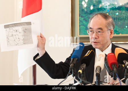 Japanische Botschafter in Deutschland Takahiro Shinyo stellt ein Diagramm der Fukushima-Region auf einer Pressekonferenz in der japanischen Botschaft in Berlin, Deutschland, 11. April 2011. Einen Monat nach der Natur- und Atomkatastrophe Katastrophen in Japan, das Land blickt zurück auf die Ereignisse und entwirft einen Kurs nach vorne. Foto: Tobias Kleinschmidt Stockfoto