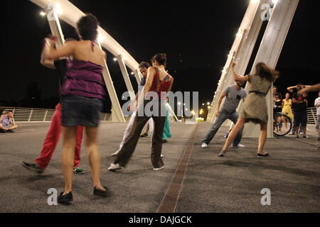 Rom, Italien. 14. Juli 2013. -Swing Dance Event auf Ponte della Musica Brücke in Rom Italien Credit: Gari Wyn Williams / Alamy Live News Stockfoto