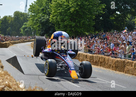 London, UK. 14. Juli 2013. Red Bull racing auf der big Air direkt auf den Red Bull Seifenkistenrennen im Alexandra Palace in London am 14. Juli 2013. Bildnachweis: Paul Blütezeit/Alamy Live-Nachrichten Stockfoto