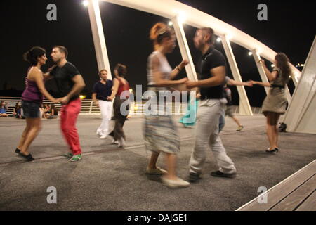 Rom, Italien. 14. Juli 2013. -Swing Dance Event auf Ponte della Musica Brücke in Rom Italien Credit: Gari Wyn Williams / Alamy Live News Stockfoto