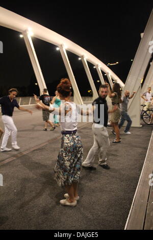 Rom, Italien. 14. Juli 2013. -Swing Dance Event auf Ponte della Musica Brücke in Rom Italien Credit: Gari Wyn Williams / Alamy Live News Stockfoto