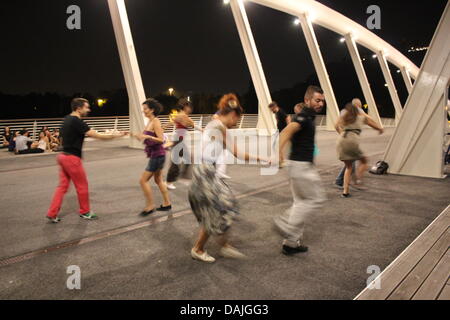 Rom, Italien. 14. Juli 2013. -Swing Dance Event auf Ponte della Musica Brücke in Rom Italien Credit: Gari Wyn Williams / Alamy Live News Stockfoto