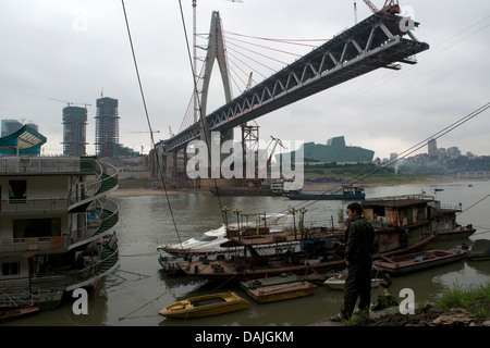 Die Qiansimen Brücke ist im Bau über den Jialing Fluss in Chongqing, China. 9. Mai 2013 Stockfoto