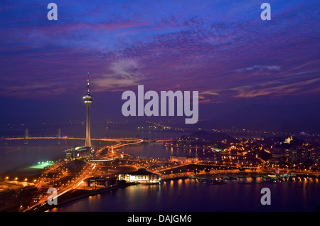 Eine nächtliche Aussicht auf Macau mit dem beleuchteten Macau Tower und Sai Van Bridge. Stockfoto