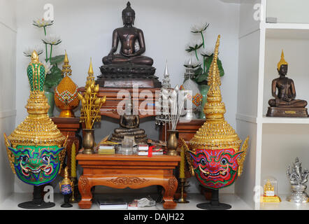 Ein buddhistischer Schrein für die Seelen der verstorbenen Vorfahren in Chiang Mai, Thailand, 21. März 2011. Foto: Jens Kalaene Stockfoto