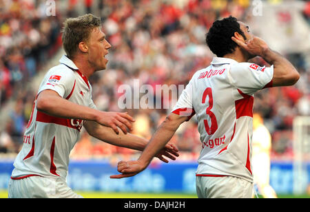 Der Stuttgarter Pavel Pogrebnyak (L) feiert sein 2:1 Tor mit seinem Teamkollegen Cristian Molinaro beim deutschen Bundesliga-Spiel VfB Stuttgart vs. 1. FC Kaiserslautern in der Mercedes-Benz Arena in Stuttgart, Deutschland, 9. April 2011. Foto: Uwe Anspach Stockfoto