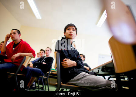 Andreas Wolff (vorne) sitzt mit seinen Klassenkameraden in einem Klassenzimmer in der Kaiserin-Theophanu-Schule in Köln, Deutschland, 11. April 2011. Einen Monat nach dem Beginn der Erdbebenkatastrophe in Japan, beginnt das Jahr für die deutsche Schule in der Nähe von Tokio, nicht in Japan sondern Köln. 35 Jugendliche "Asyl" in einer High-School-Iin Köln gefunden haben und sind dort von ihrem Lehrer aus th gelehrt Stockfoto