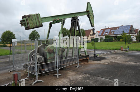 (DATEI) Eine Archivfoto vom 12. August 2010 zeigt eine Ölpumpe von der Firma Wintershall Holding GmbH Pumpen Öl in Landau in der Pfalz. Die Öl-Reserven in Rheinland-Pfalz wurden deutlich höhere angepasst. Foto: Ronald Wittek Stockfoto