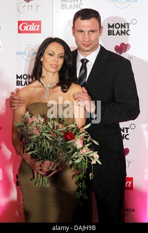 Profi-Boxer Vitali Klitschko (39) und seine Frau Natalia Egorova darstellen, nach der Vergabe des Titels "Paar des Jahres" in Hamburg, Deutschland, 11. April 2011. Die Firma Montblanc, der Zeitschrift Gala und das Hotel Louis C. Jacob vergeben den Titel bereits zum neunten Mal. Foto: Malte Christen Stockfoto