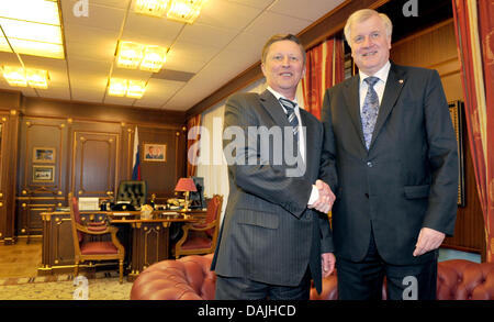 Der Bayerische Staat premier Horst Seehofer (R) wird für Converation in Iwanow von Vizepremier Sergej Iwanow begrüßt "studieren in Moskau, Russland, 12. April 2011. Seehofer bleibt in Moskau und St. Petersburg gemeinsam mit Wirtschaft und Wissenschaft Delegation bis 14. April 2011. FOTO: PETER KNEFFEL Stockfoto