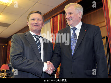 Der Bayerische Staat, die führende Horst Seehofer (R) für Gespräche von Vizepremier Sergej Iwanow in Iwanows Studie in Moskau, Russland, 12. April 2011 begrüßt wird. Seehofer bleibt in Moskau und St. Petersburg gemeinsam mit Wirtschaft und Wissenschaft Delegation bis 14. April 2011. FOTO: PETER KNEFFEL Stockfoto