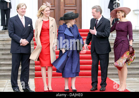 Besuch der niederländischen Königin Beatrix in Deutschland, begleitet von Kronprinz Willem-Alexander und Kronprinzessin Maxima, in Berlin, 12. April 2011. Zweite Straße links: Bettina Wulff, zweiter von rechts: Bundespräsident Christian Wulff. Foto: Albert Nieboer (Niederlande) Stockfoto