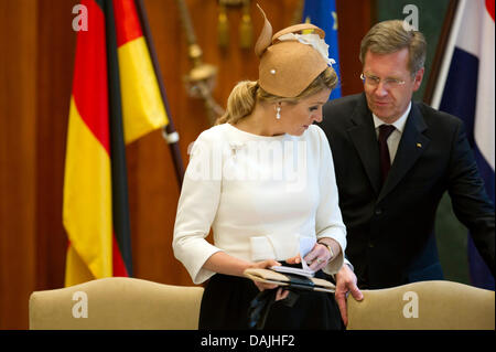 Bundespräsident Christian Wulff begleitet Kronprinzessin Maxima an ihren Stuhl im deutsch-niederländischen ökonomischen Gespräche im Hotel Adlon in Berlin, Deutschland, 12. April 2011. Die königliche Familie seinen Staatsbesuch in Deutschland begonnen und werden für vier Tage bleiben. Foto: AXEL SCHMIDT Stockfoto