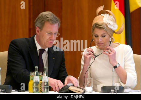 Bundespräsident Christian Wulff und Kronprinzessin Maxima bei deutsch-niederländische wirtschaftlichen Gespräche statt im Hotel Adlon in Berlin, Deutschland, 12. April 2011. Die königliche Familie seinen Staatsbesuch in Deutschland begonnen und werden für vier Tage bleiben. Foto: AXEL SCHMIDT Stockfoto